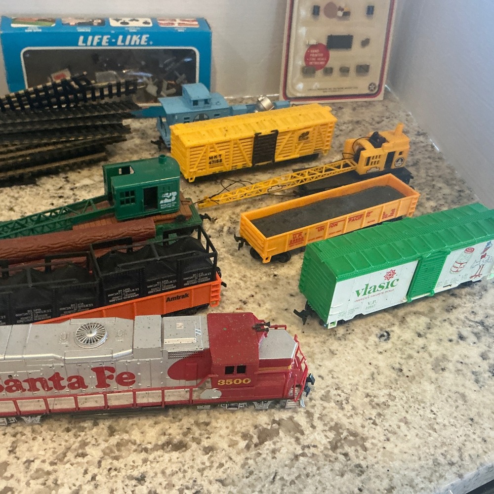 Life-Like HO Scale Model Train Lot 9 Train Cars 20 Track Pieces Plus Untested